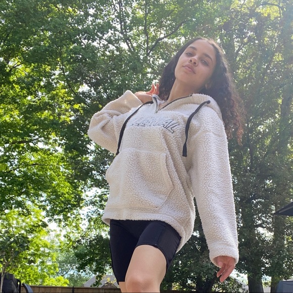 White millennial sweater - Picture 2 of 5